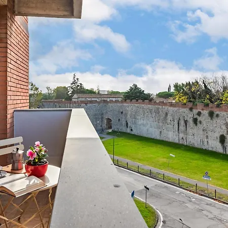 Hostly-the Walls Apartment-near Leaning Tower アパート