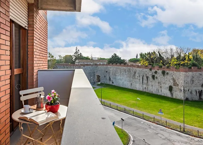 Hostly-the Walls Apartment-near Leaning Tower アパート